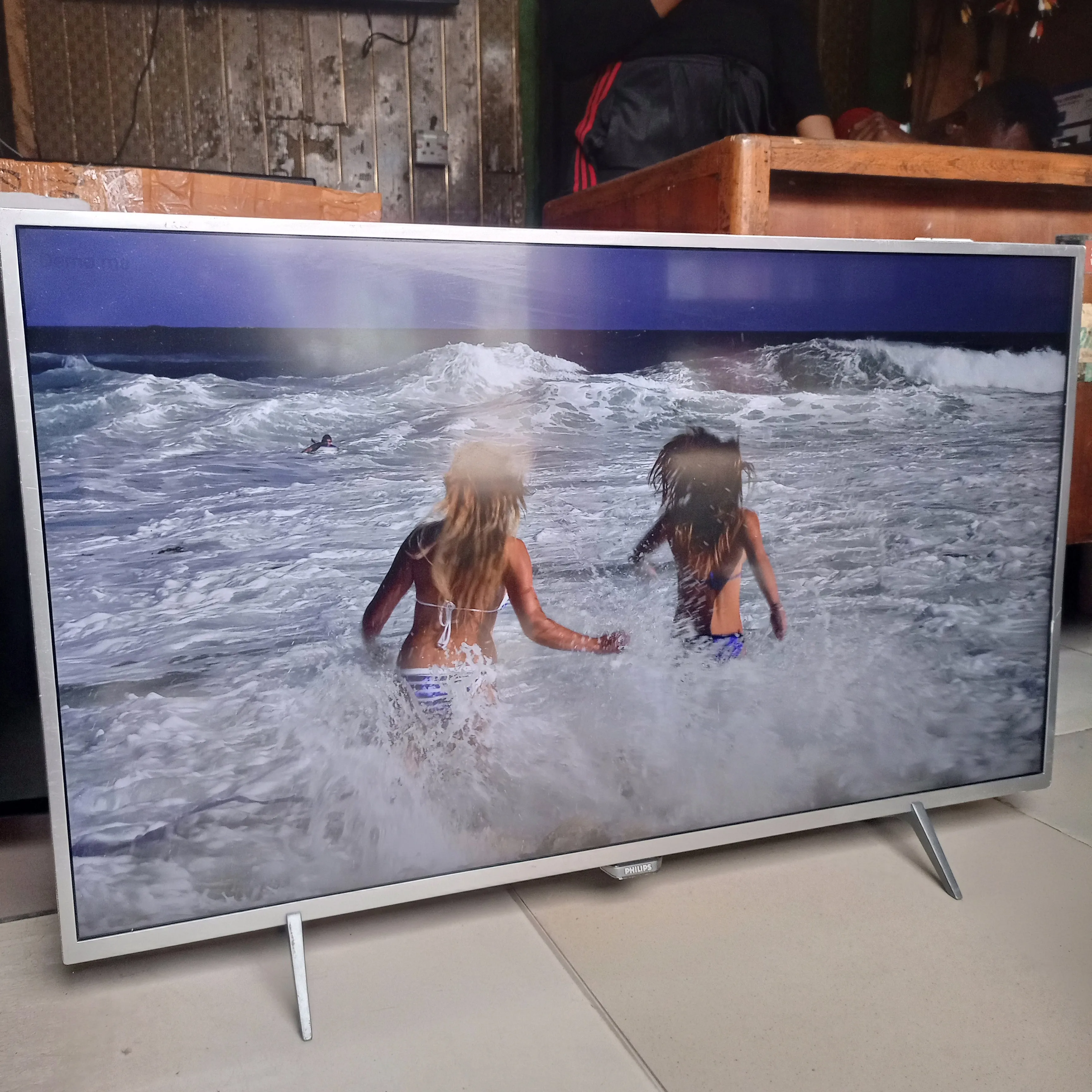 Philips 43 Inch 43PUS6401/12 6000 Series 4K UHD Ultra HDR LED powered by Android TV - UK Used