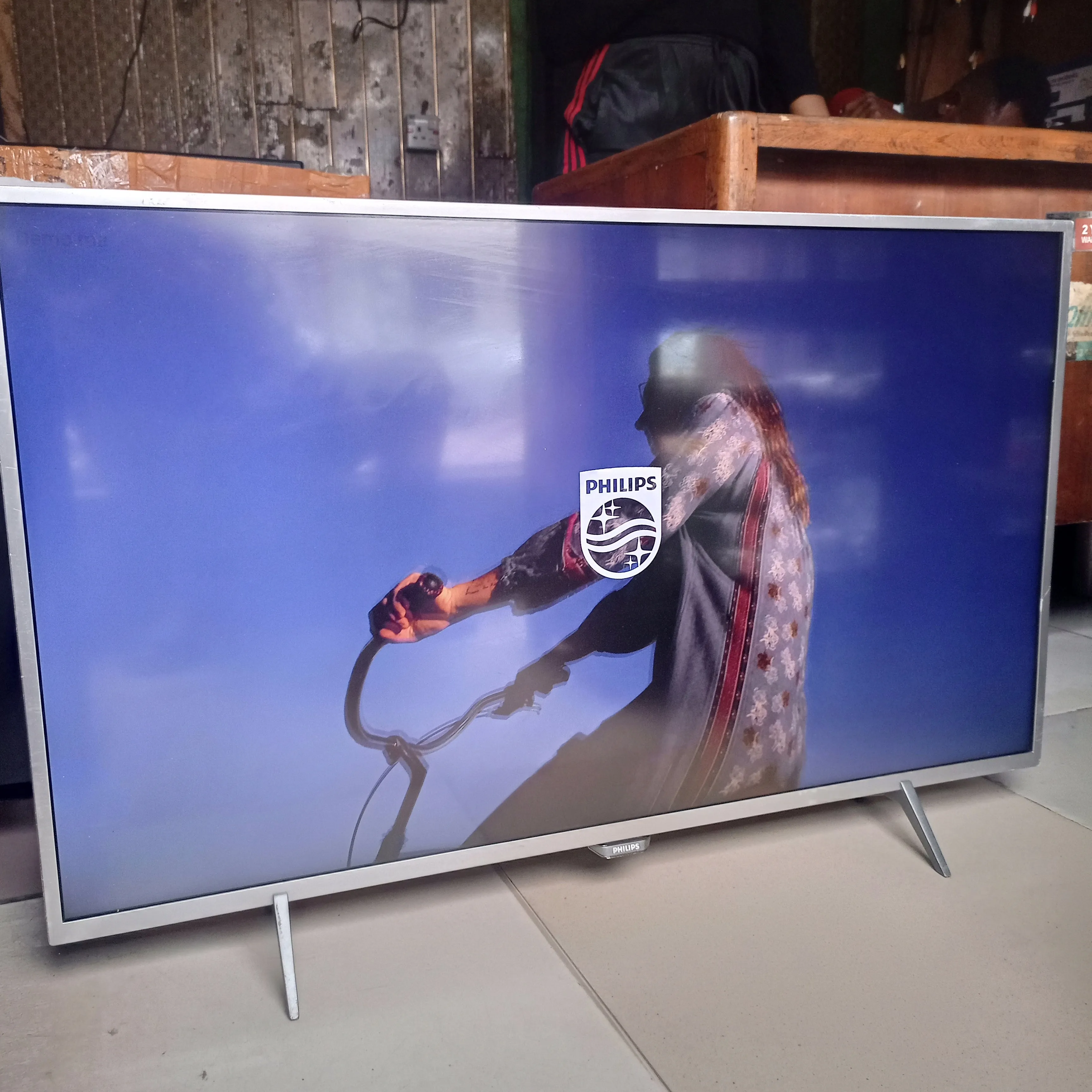 Philips 43 Inch 43PUS6401/12 6000 Series 4K UHD Ultra HDR LED powered by Android TV - UK Used