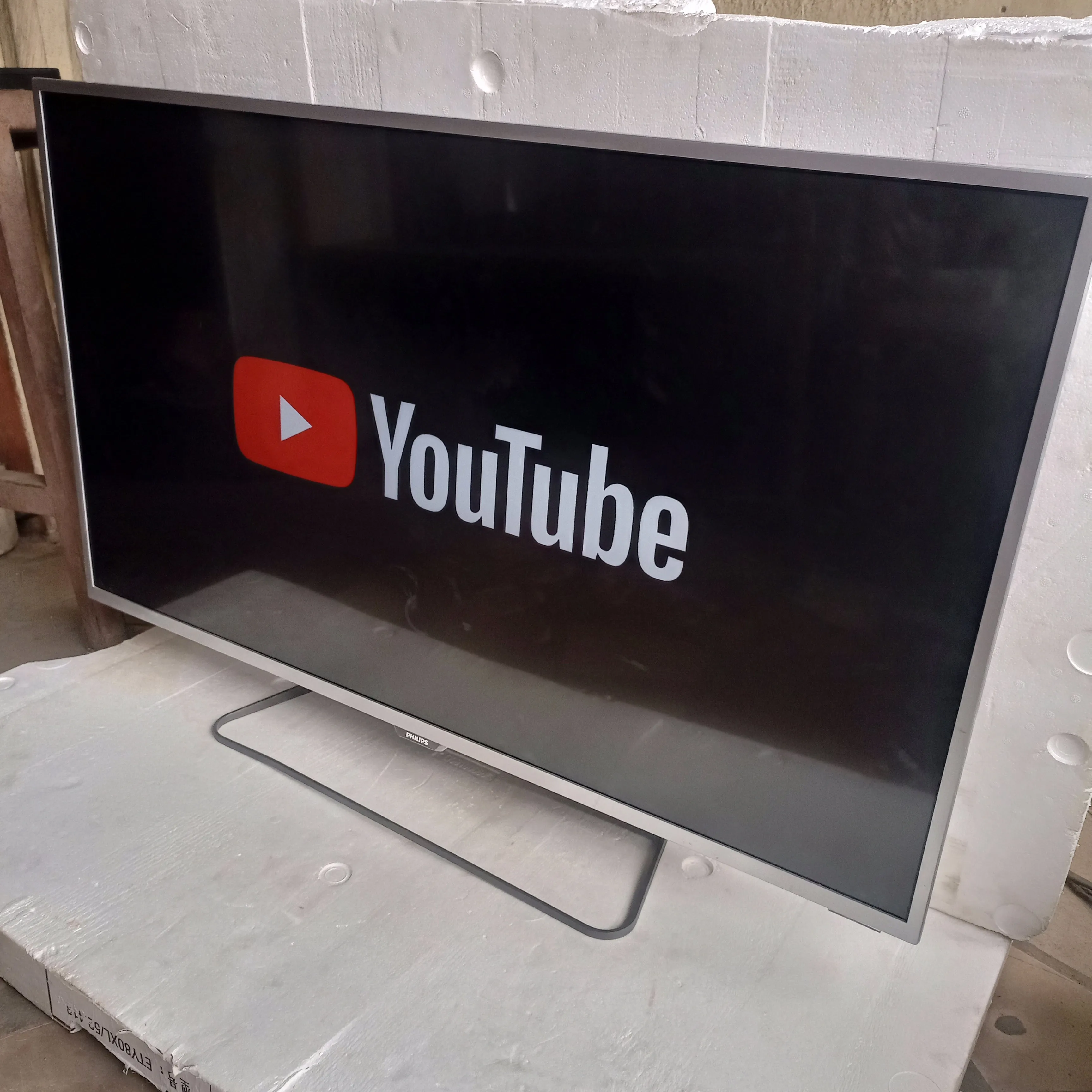 Philips 43 Inch 43PUS6551/12 6500 Series 4K UHD HDR Bluetooth LED TV powered by Android - UK Used