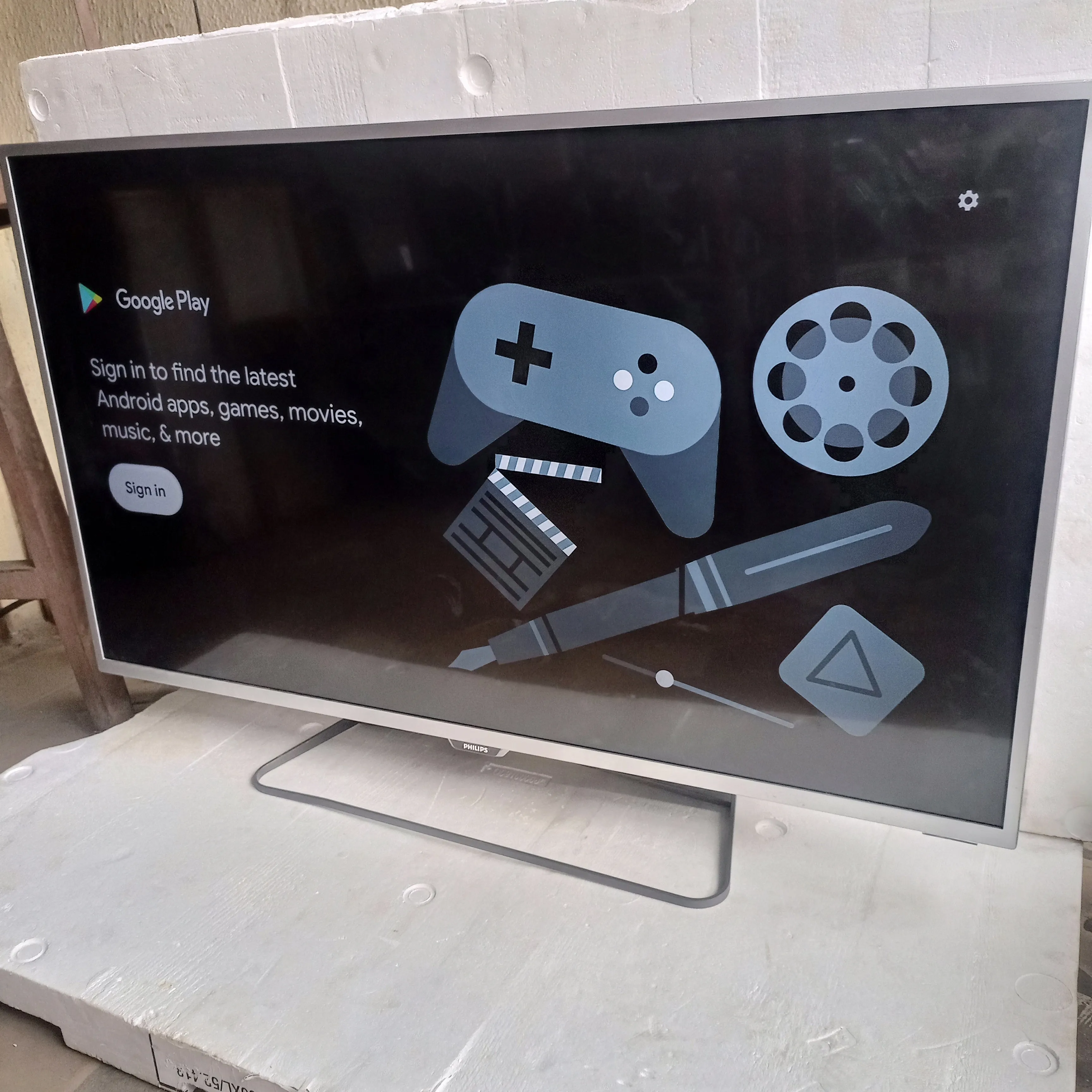 Philips 43 Inch 43PUS6551/12 6500 Series 4K UHD HDR Bluetooth LED TV powered by Android - UK Used