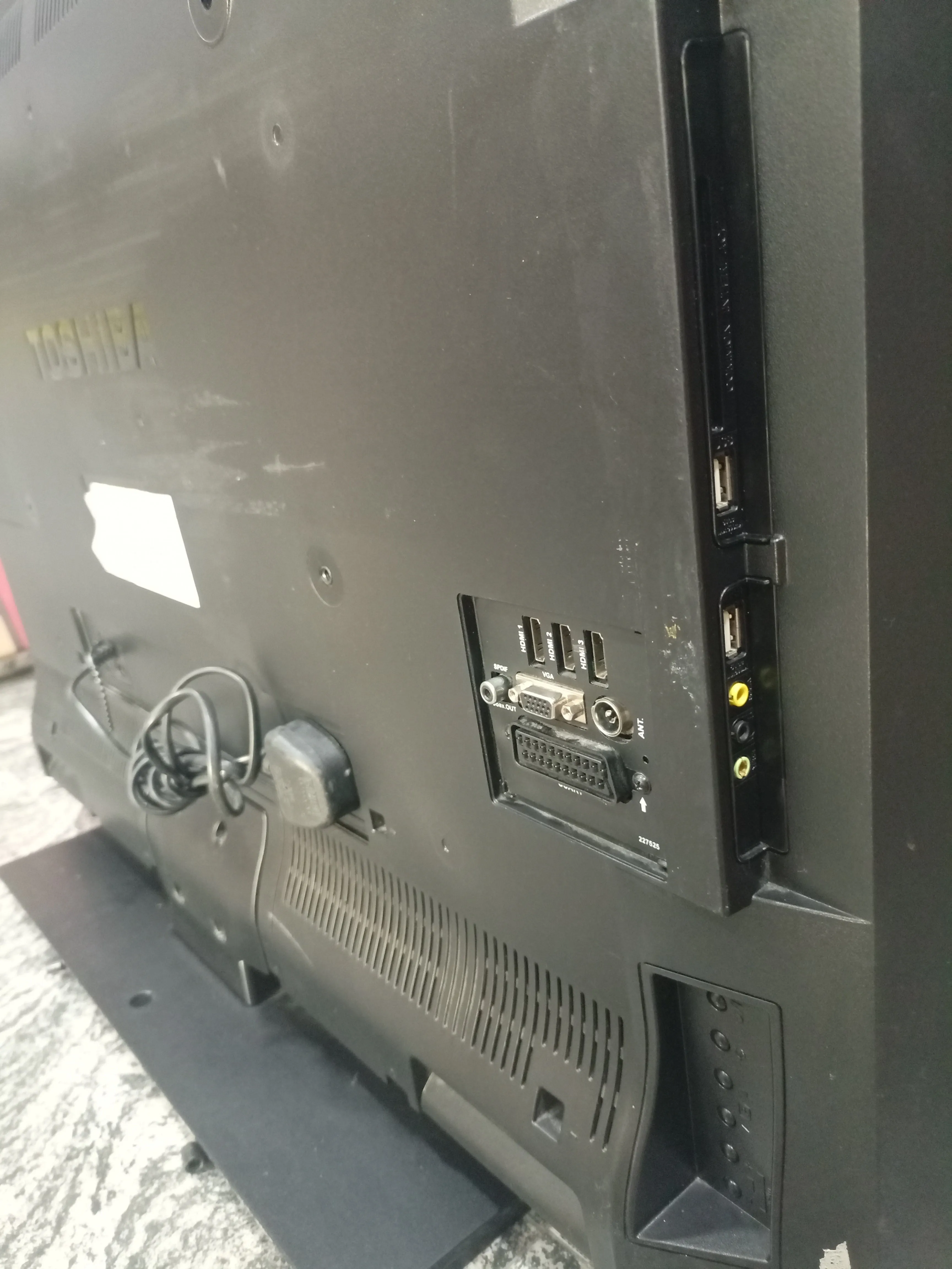 TOSHIBA 40 Inch 40L1333B Full HD LED TV - London Used